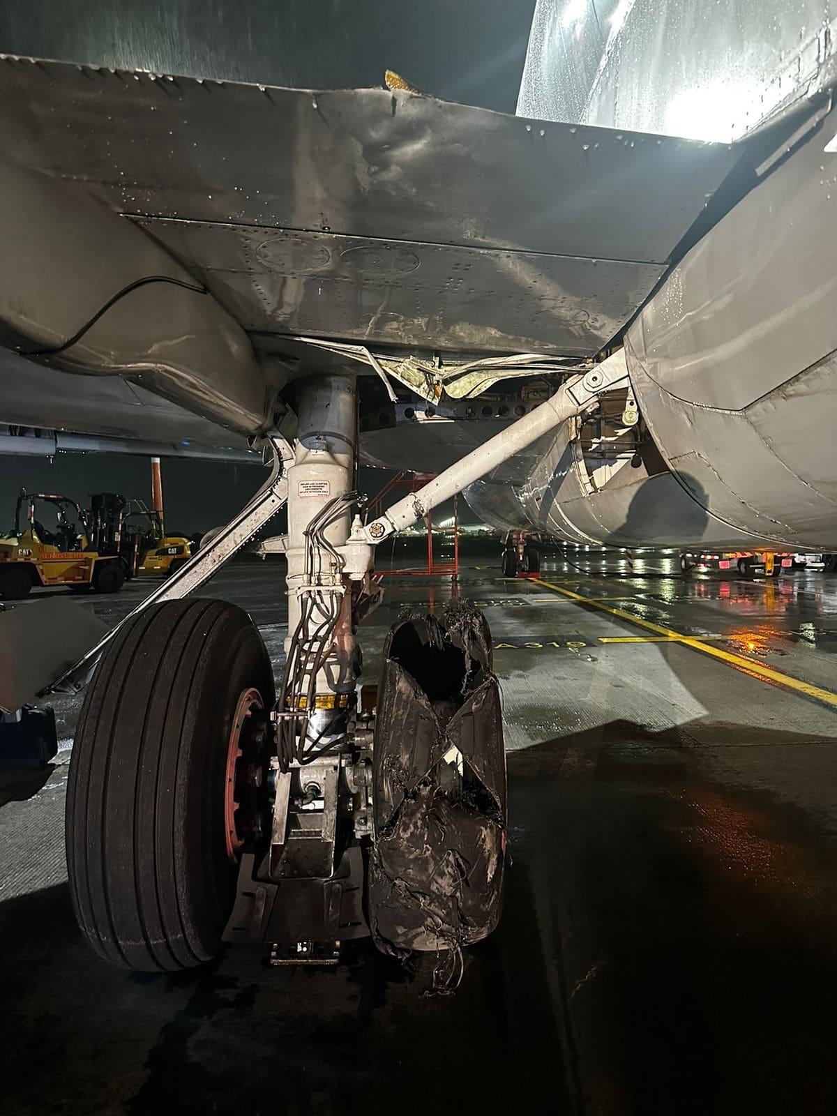 Así quedó el tren de aterrizaje del avión de carga de Aerosucre tras colisionar con el sistema de guía de aterrizaje del Aeropuerto Internacional El Dorado de Bogotá. // Cortesía.