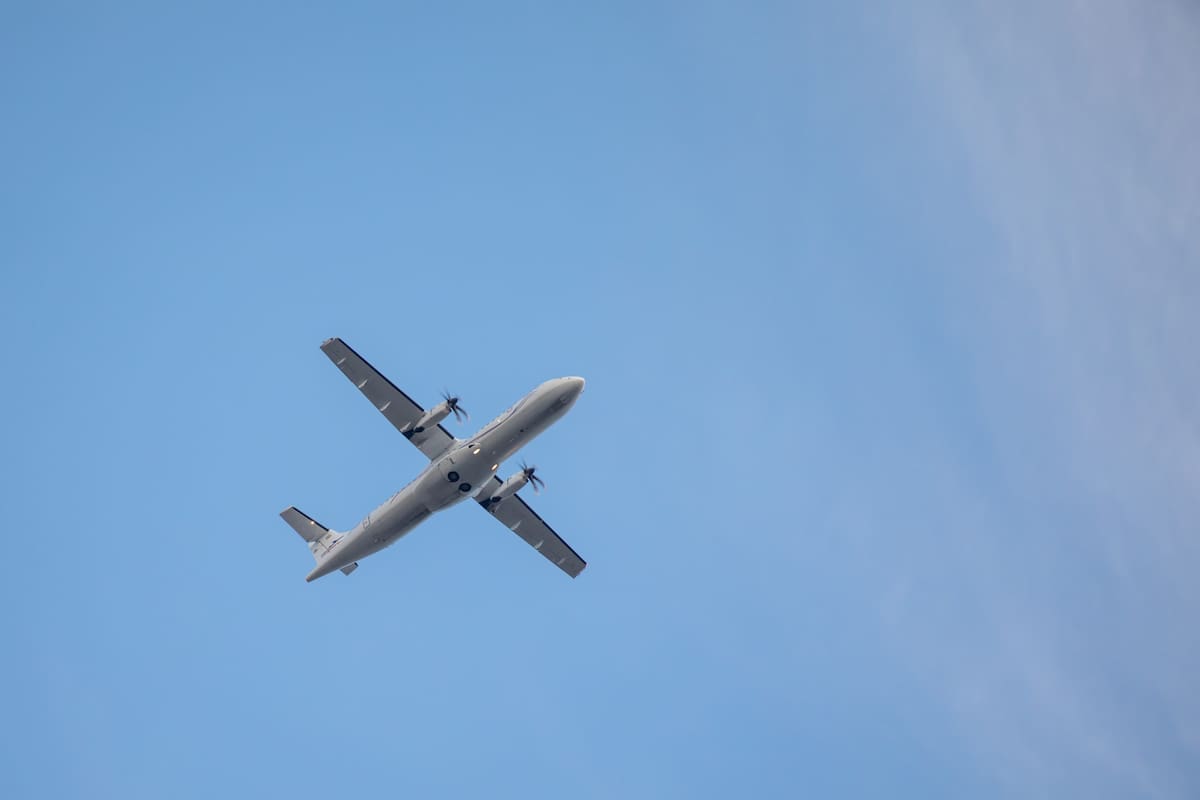 Video: avión golpea un poste y a un camión durante aterrizaje en un aeropuerto