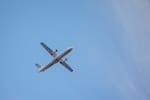 Video: avión golpea un poste y a un camión durante aterrizaje en un aeropuerto