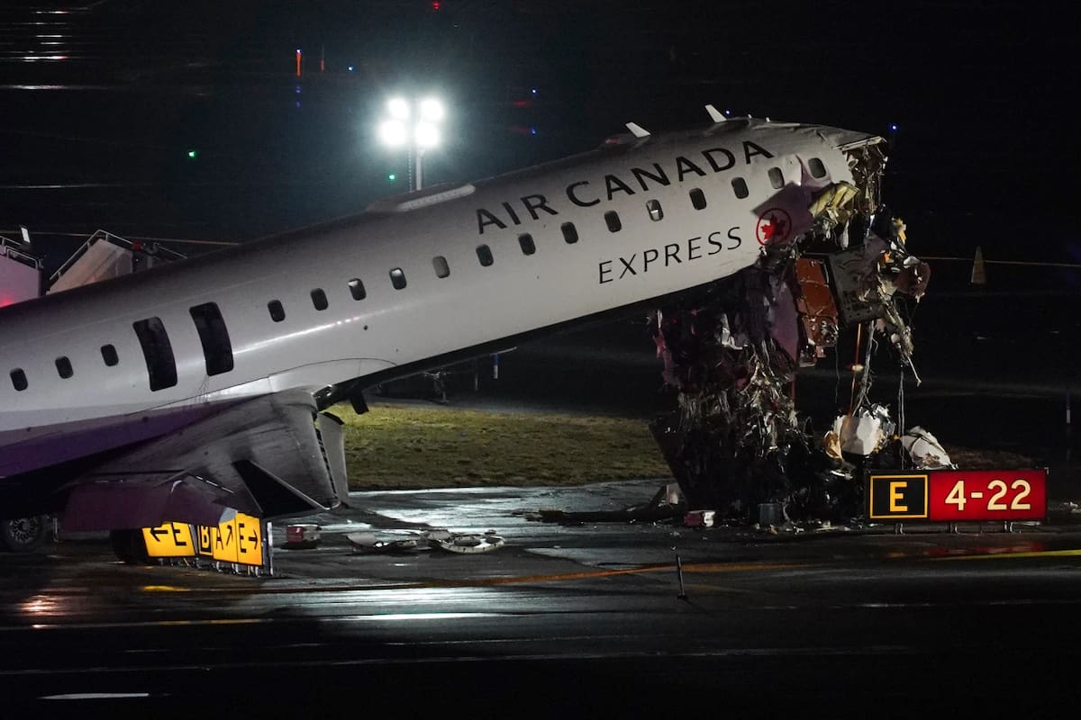“Fue un caos”: pasajero describe el accidente entre un avión y un camión de bomberos