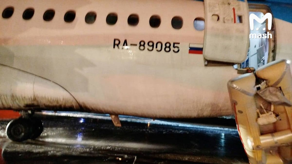 Las personas evacuaron de forma rápida mientras el motor estaba incendiándose. //Tomada de X