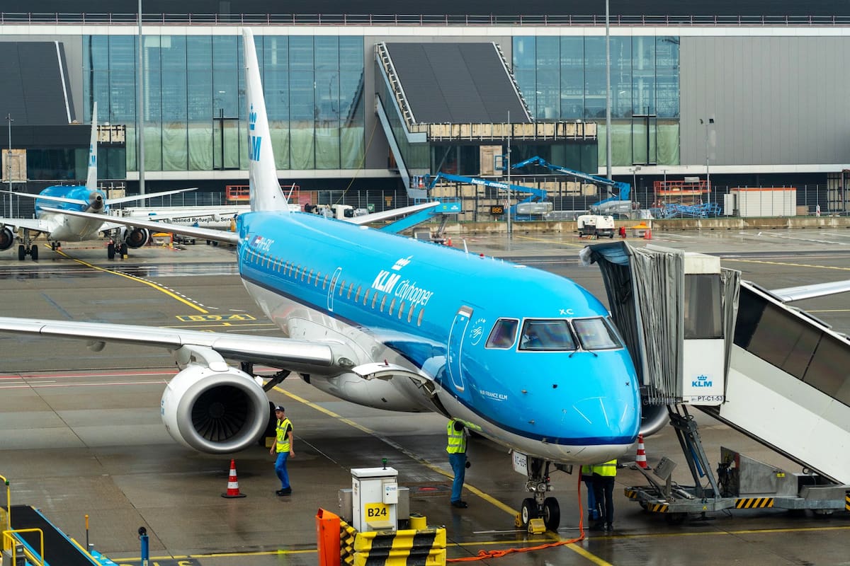 Hombre muere en un aeropuerto tras ser succionado por el motor de un avión