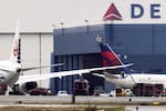 Pasajero denuncia que lo bajaron del avión por no ceder el puesto: lo grabó todo