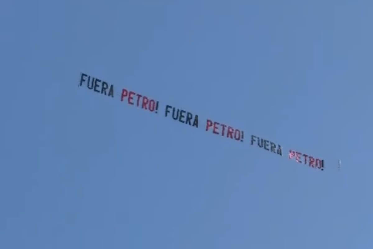 Video: avioneta voló en Miami con pancarta de ‘Fuera Petro’