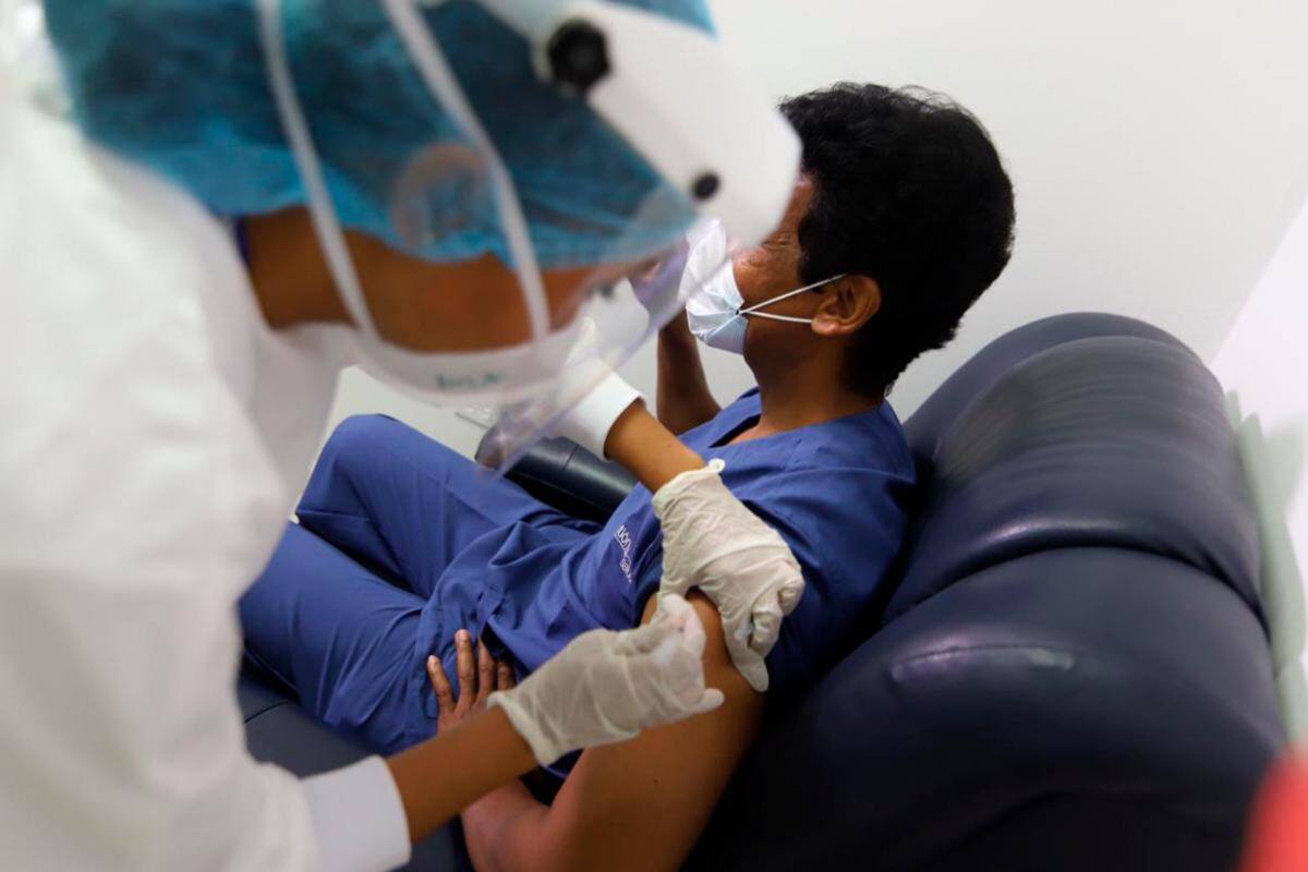 Avanza aplicación de vacunas al personal médico de Cartagena