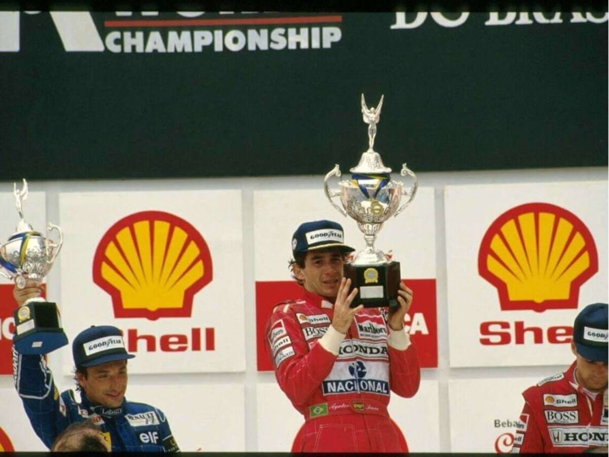 Ayrton Senna celebrando su victoria en Interlagos 1991, pese a terminar la carrera solo con la sexta marcha. //Foto: tomada de internet.