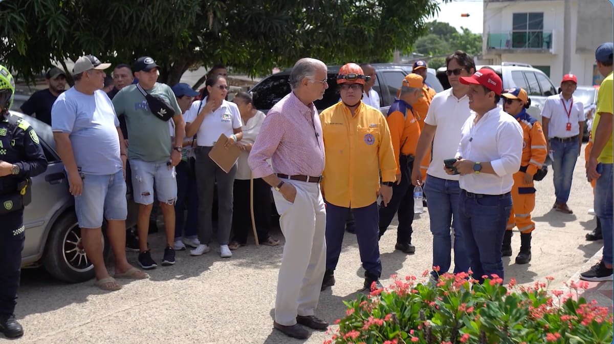 El alcalde de Juan de Acosta, Carlos Higgins; el gobernador del Atlántico, Eduardo Verano; el subsecretario de Prevención y Atención de Desastres, Nelson Oquendo, y el representante de la Defensa Civil durante el recorrido por los barrios afectados.//Cortesía Gobernación del Atlántico.