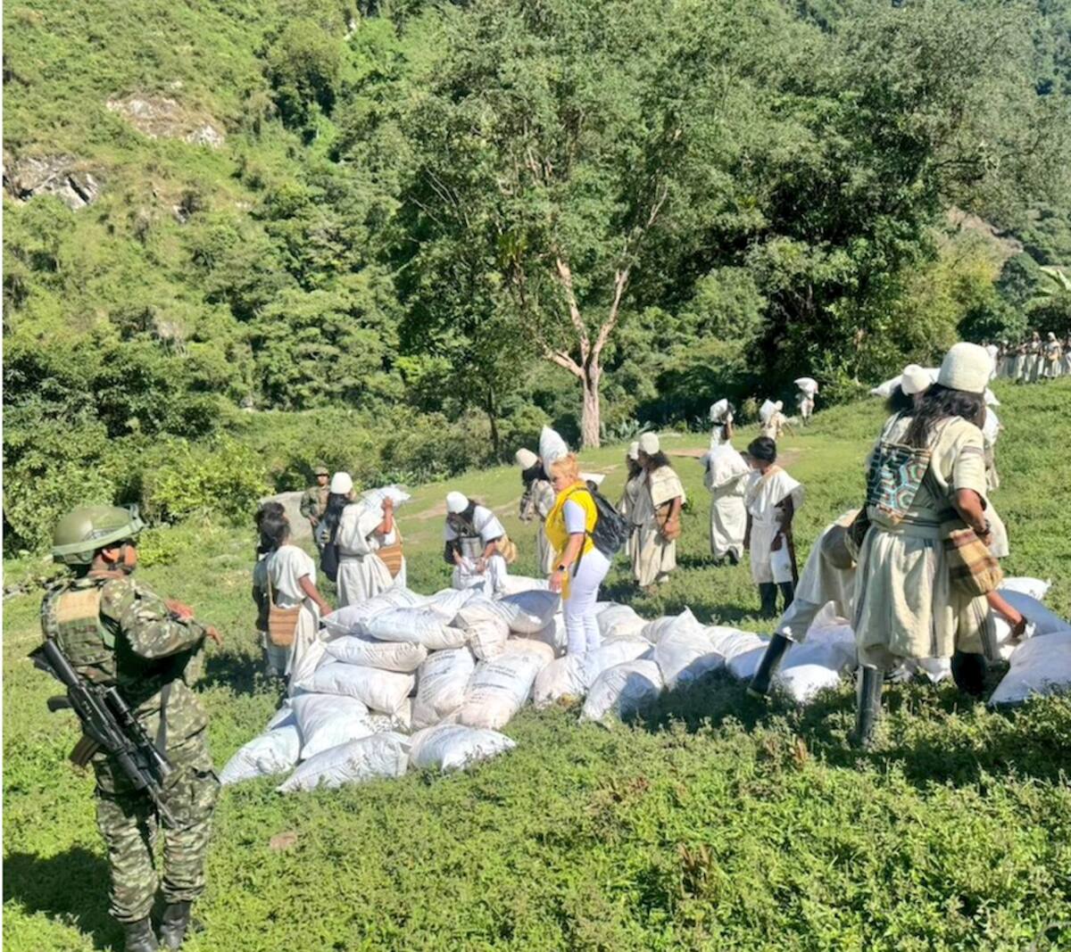 La ayuda para los indígenas de la Sierra Nevada de Santa Marta, están siendo llevadas a los sitios en helicópteros del Ejército y la Policía Nacional.//Cortesía Segunda Brigada del Ejército.