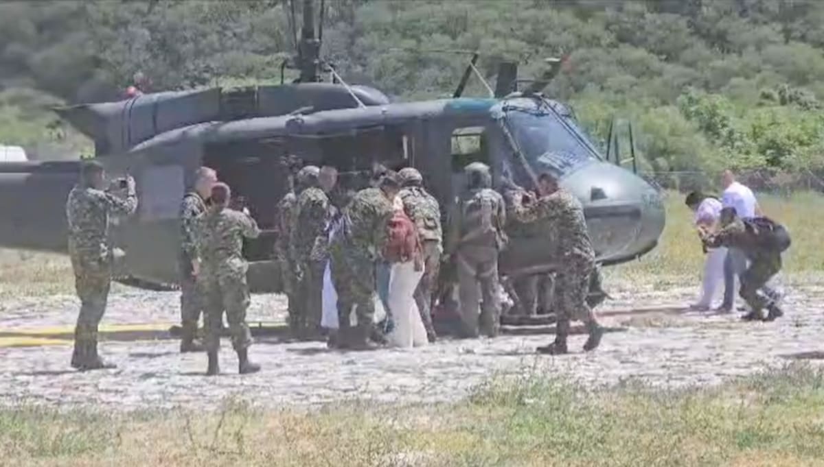 Los indígenas que han sido afectados por el conflicto entre bandas criminales en la Sierra Nevada están siendo evacuados por el Ejército y la Policía Nacional.//Cortesía Gobernación del Magdalena.