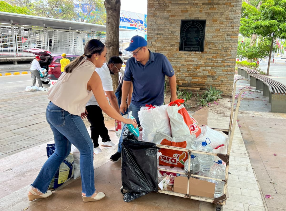Las donaciones para los afectados por el terremoto en el departamento del Chocó se están recibiendo en el centro de acopio de la Gobernación del Atlántico, ubicado en la Plaza de La Paz en Barranquilla.//Cortesía Gobernación del Atlántico.