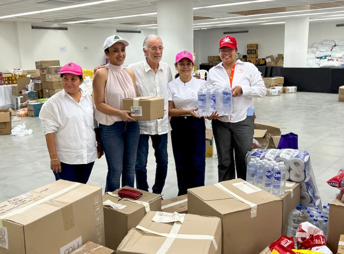 Representantes de la Fundación Sueños de Amor y Paz, entregaron sus donaciones al gobernador del Atlántico, Eduardo Verano.//Cortesía Gobernación del Atlántico.