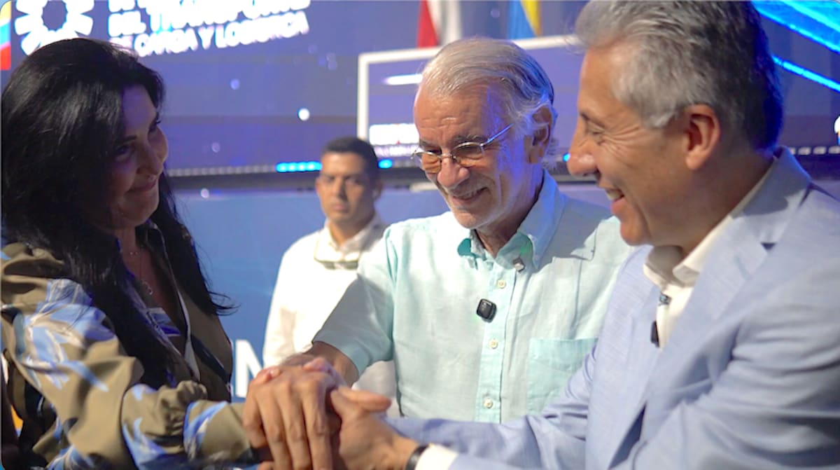 Ángela Gutiérrez, jefa de Comunicaciones y Mercadeo de Petromil; Eduardo Verano, gobernador del Atlántico, y Arnulfo Cuervo, presidente de Fedetranscarga.//Cortesía Gobernación del Atlántico.