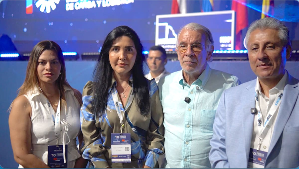 Marisabella Romero Sanjuan, secretaria de Desarrollo del Atlántico; Ángela Gutiérrez, jefa de Comunicaciones y Mercadeo de Petromil; Eduardo Verano, gobernador del Atlántico, y Arnulfo Cuervo, presidente de Fedetranscarga, durante el acto cumplido en Barranquilla.//Cortesía Gobernación del Atlántico.