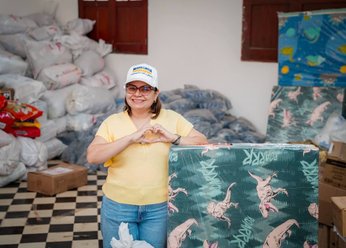 La gobernadora Margarita Guerra lideró la salida del vehículo en el que iban las 23 toneladas de ayudas que los magdalenenses donaron para los damnificados del terremoto del 10 de agosto en el departamento del Chocó.//Cortesía PGDM.
