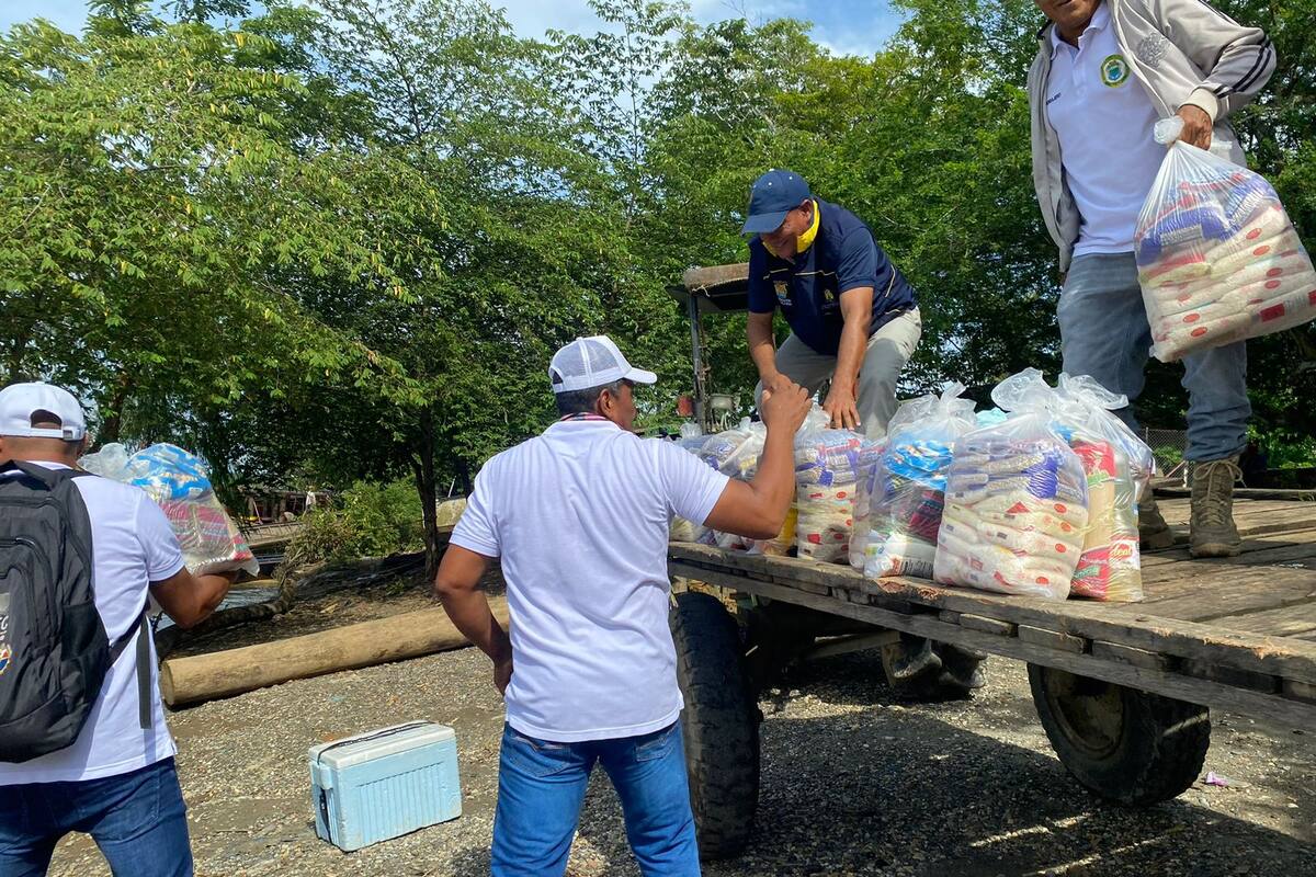 Gobernación de Bolívar entregó 400 kits de asistencia humanitaria a damnificados