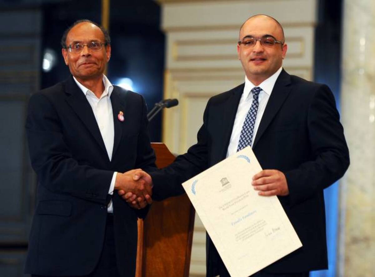 Eynulla Fatullayev, periodista de azerbaiyano que ganó el premio Guillermo Cano. Aparece en compañía del presidente de Túnez, Moncef Marzouki. AFP