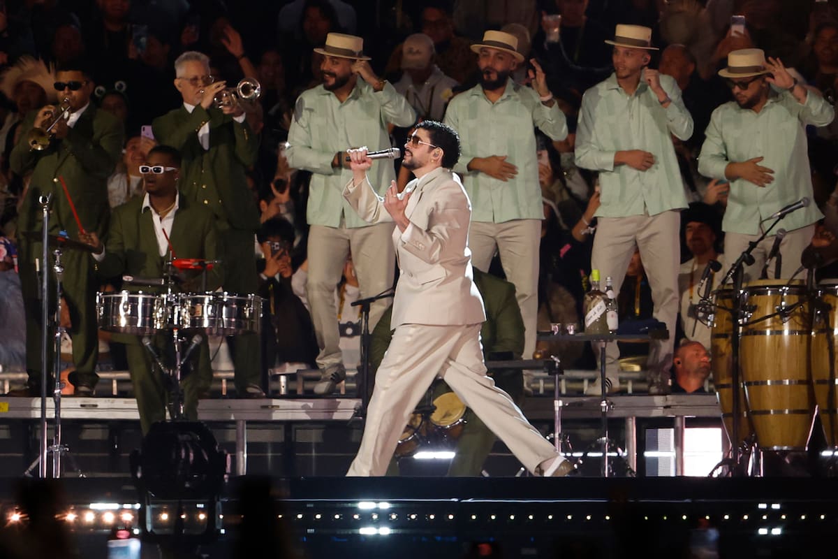 Bad Bunny cayó en pleno concierto: así fue el inesperado accidente en tarima