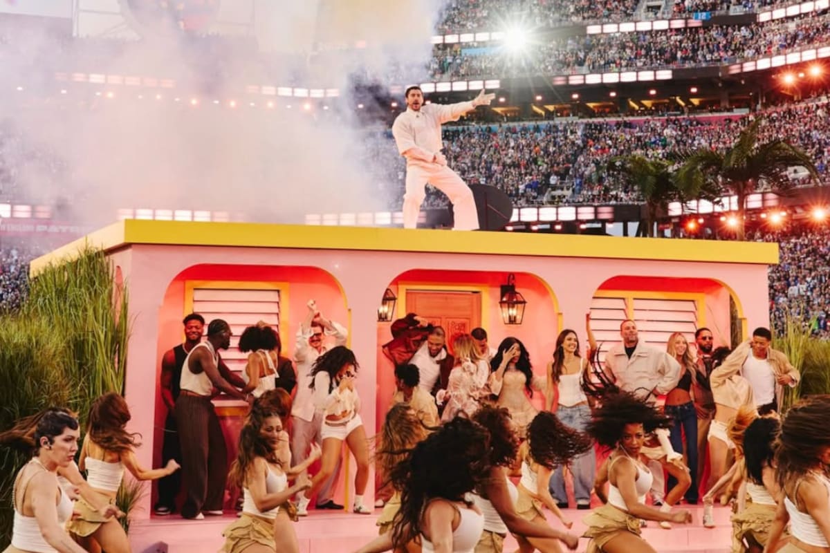 Young Miko, Karol G y más: los famosos en La Casita de Bad Bunny del Super Bowl