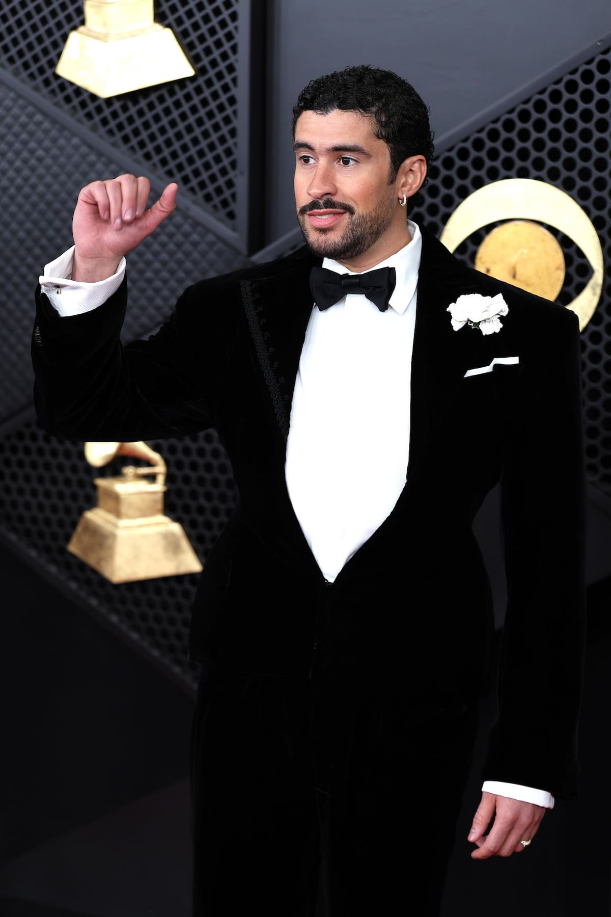 El cantante puertorriqueño de música urbana Bad Bunny posa en la alfombra roja de la 68º edición de los premios Grammy, en Los Ángeles. // Foto: EFE