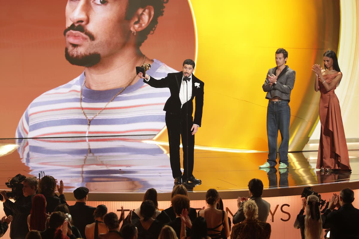 El rapero puertorriqueño Bad Bunny recibe el premio al Álbum del Año en el escenario durante la 68ª ceremonia anual de los Premios Grammy. //Foto: EFE