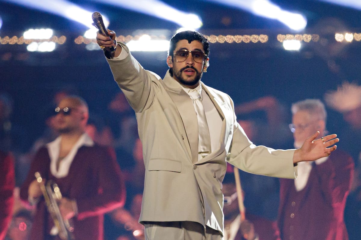 El cantante puertorriqueño Bad Bunny se presentó en Medellín durante un concierto de su gira mundial 'Debí tirar más fotos'. EFE/ Sebastián Blanco