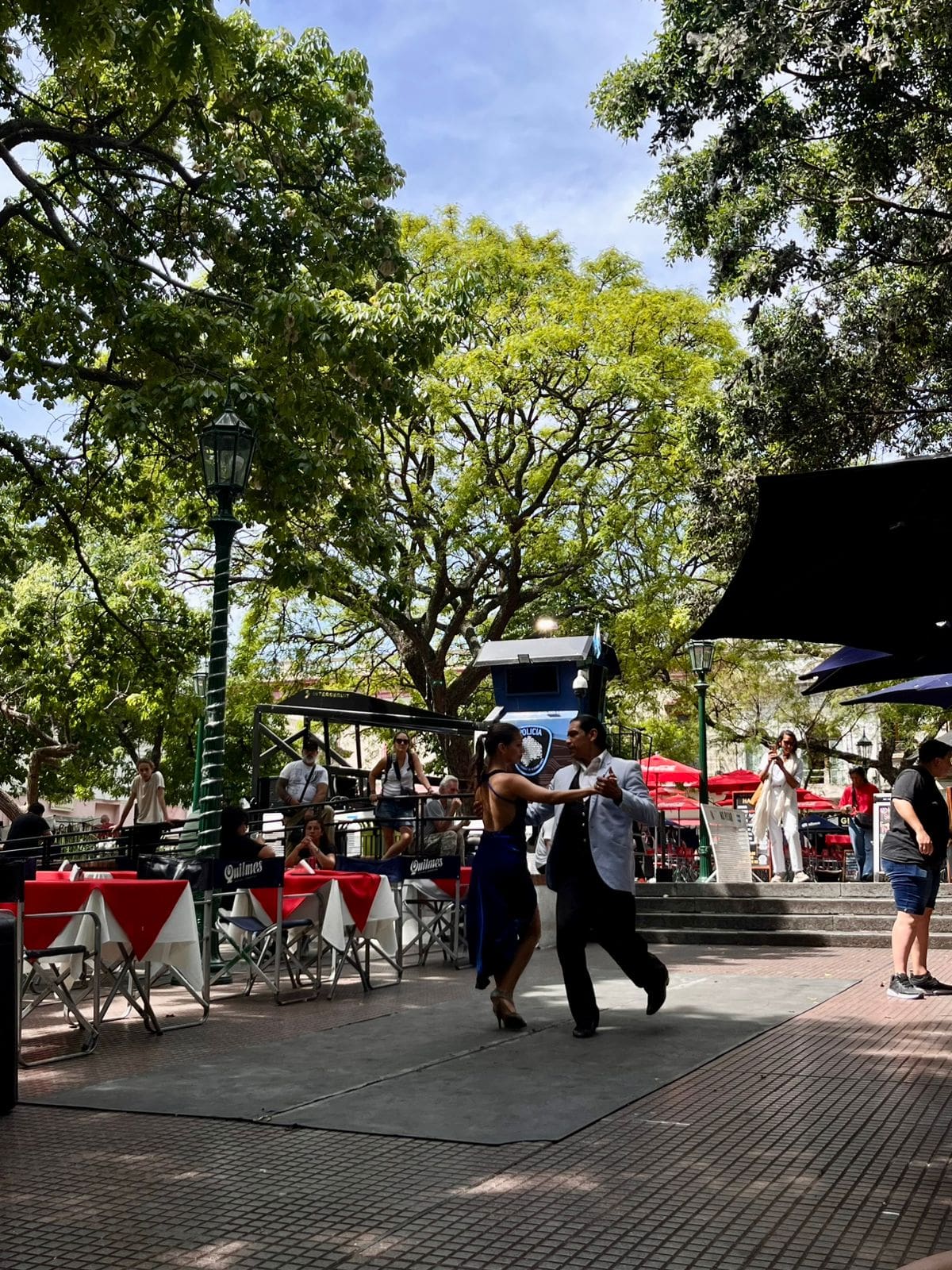 Bailarines de tango en San Telmo y flores que llenan de vida a Buenos Aires. //Fotos: Camila A. Hernández.