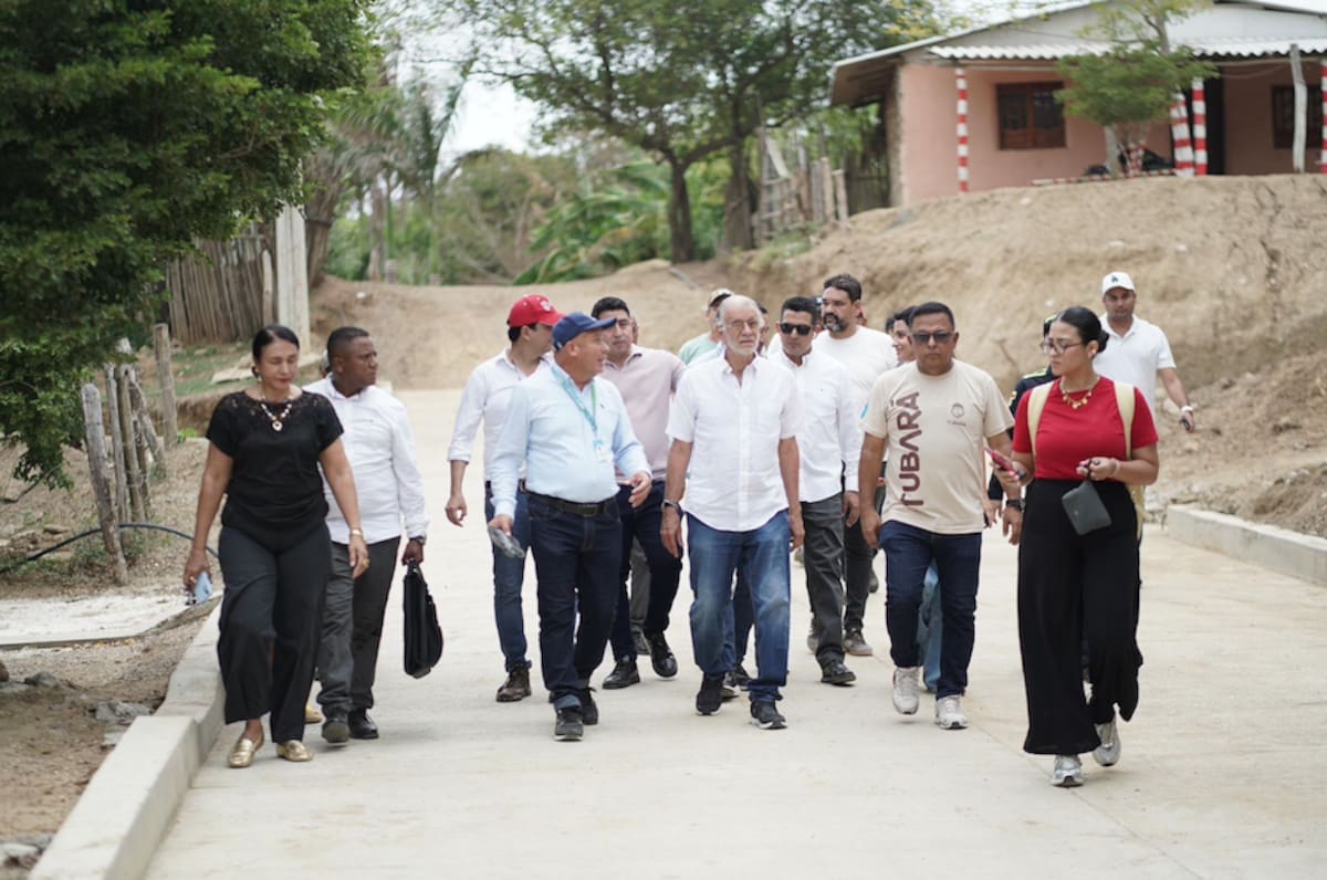 El alcalde de Tubará, Natking Coll Alba, y el secretario de Infraestructura del Atlántico, Mario Segura, acompañaron al gobernador del Atlántico en la visita de proyecto que se construye en la vereda Corral de San Luis, jurisdicción de Tubará.// Cortesía Gobernación del Atlántico.
