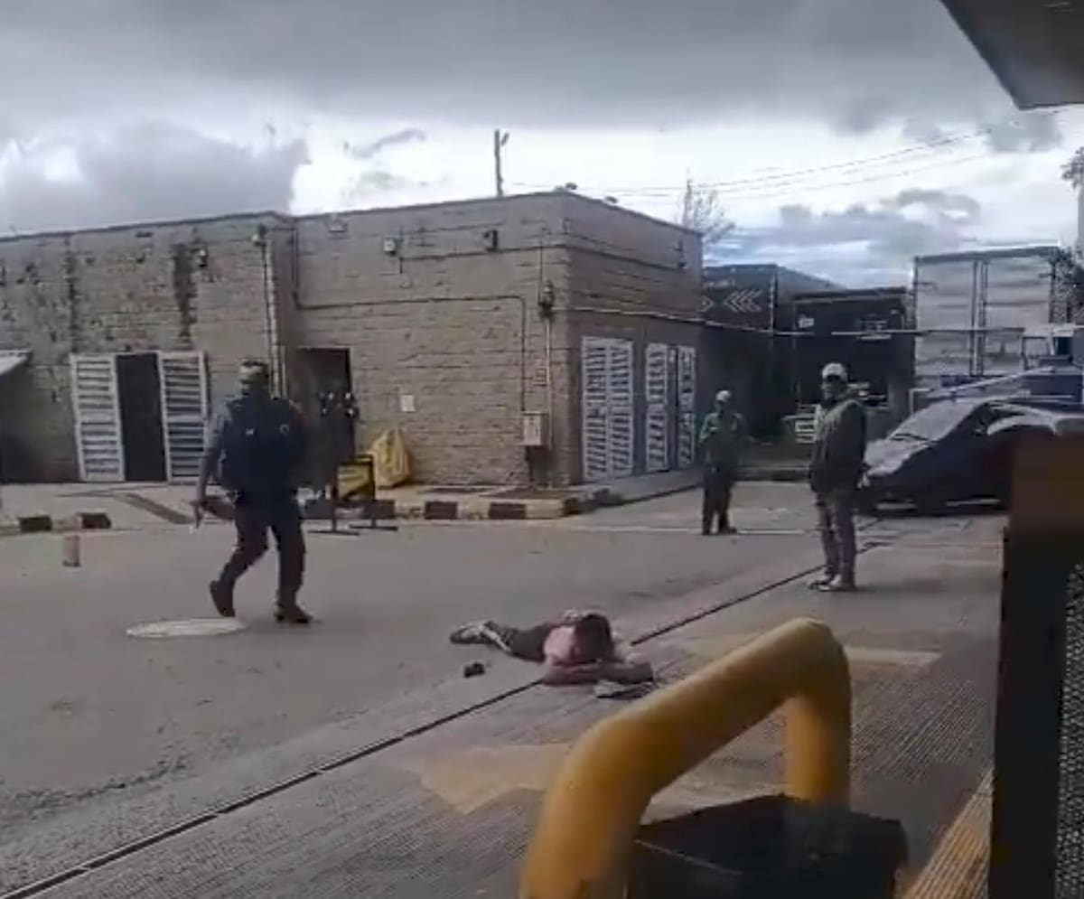 Una balacera generó pánico en Soacha tras un supuesto intento de robo a un carro de valores. // Foto: Captura de video de X Portal La Verdad @portallaverdad_