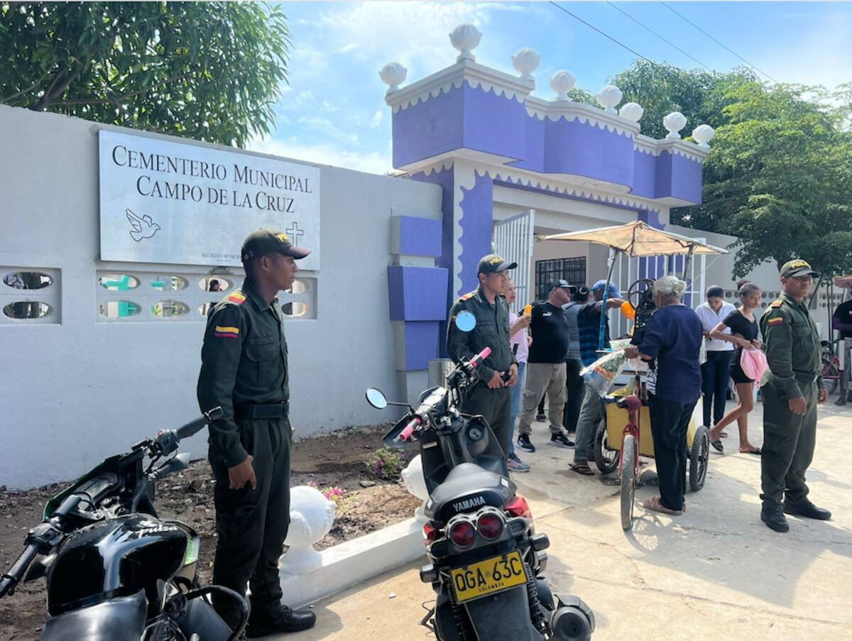 El Departamento de Policía también hizo presencia en los cementerios serios de los municipios.//Cortesía.