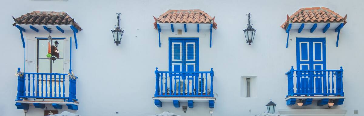 Los balcones hacen parte de la esencia colonial que adorna el Centro Histórico.
