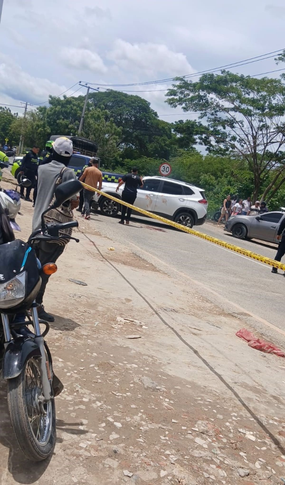 En esta camioneta se movilizaba el hombre baleado por sicarios. //FOTO: CORTESÍA.