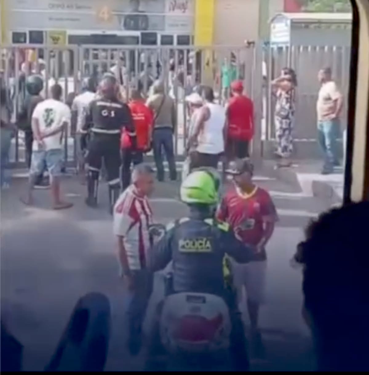 En las afueras del Centro Comercial Nuestro Atlántico del barrio el Manantial de Soledad, se registró la balacera en la que resultaron dos personas muertas y otra herida.//Cortesía Red de Cooperantes.