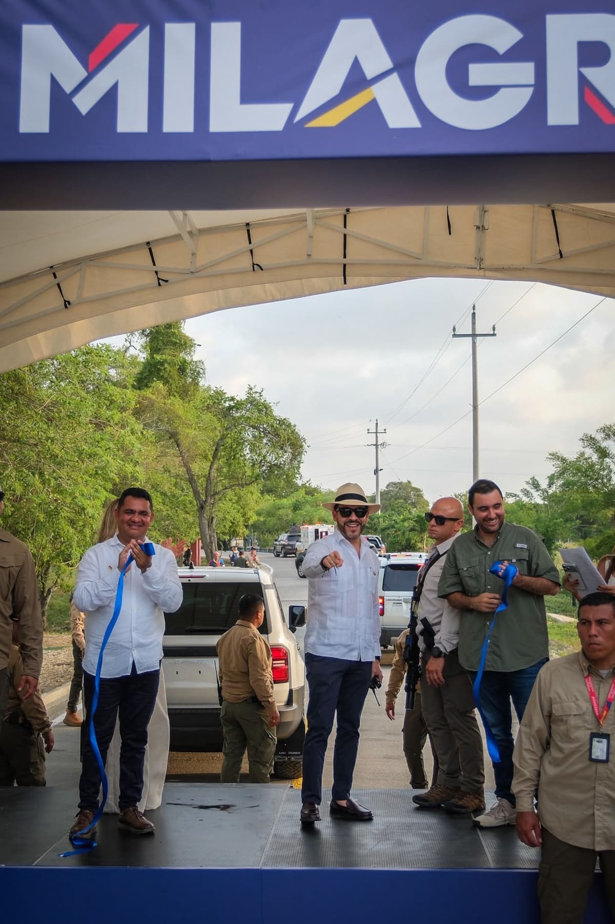 La comunidad de Ballestas, corregimiento del municipio de Turbana, Bolívar, recibió la nueva vía de acceso al corregimiento, en una jornada que estuvo acompañada por el presidente de la República, Abelardo de la Espriella y el Gobernador de Bolívar, Yamil Arana Padauí. // Foto: Cortesía - Gobernación de Bolívar.