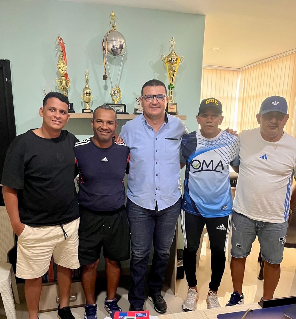 De izquierda a derecha, el director deportivo Camilo Roy, el asistente técnico Armando Ricardo, el presidente Mauro Acevedo, el director técnico Alexander Anaya Guerrero y el vicepresidente Acisclo de Ávila. //Foto: cortesía.