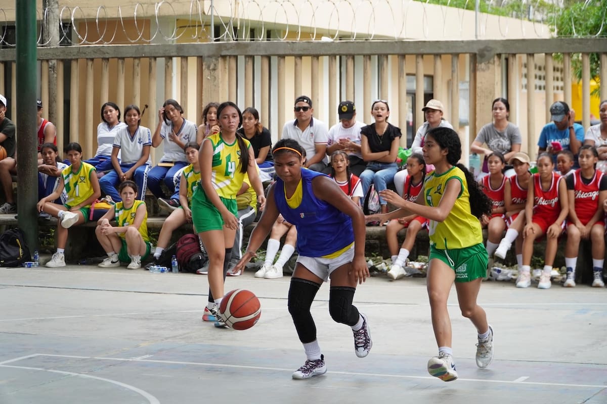 El baloncesto femenino es uno de los deportes presentes en la final de los Juegos Intercolegiados en deportes de conjunto que se están jugando en Baranoa, Atlántico.//Cortesía.