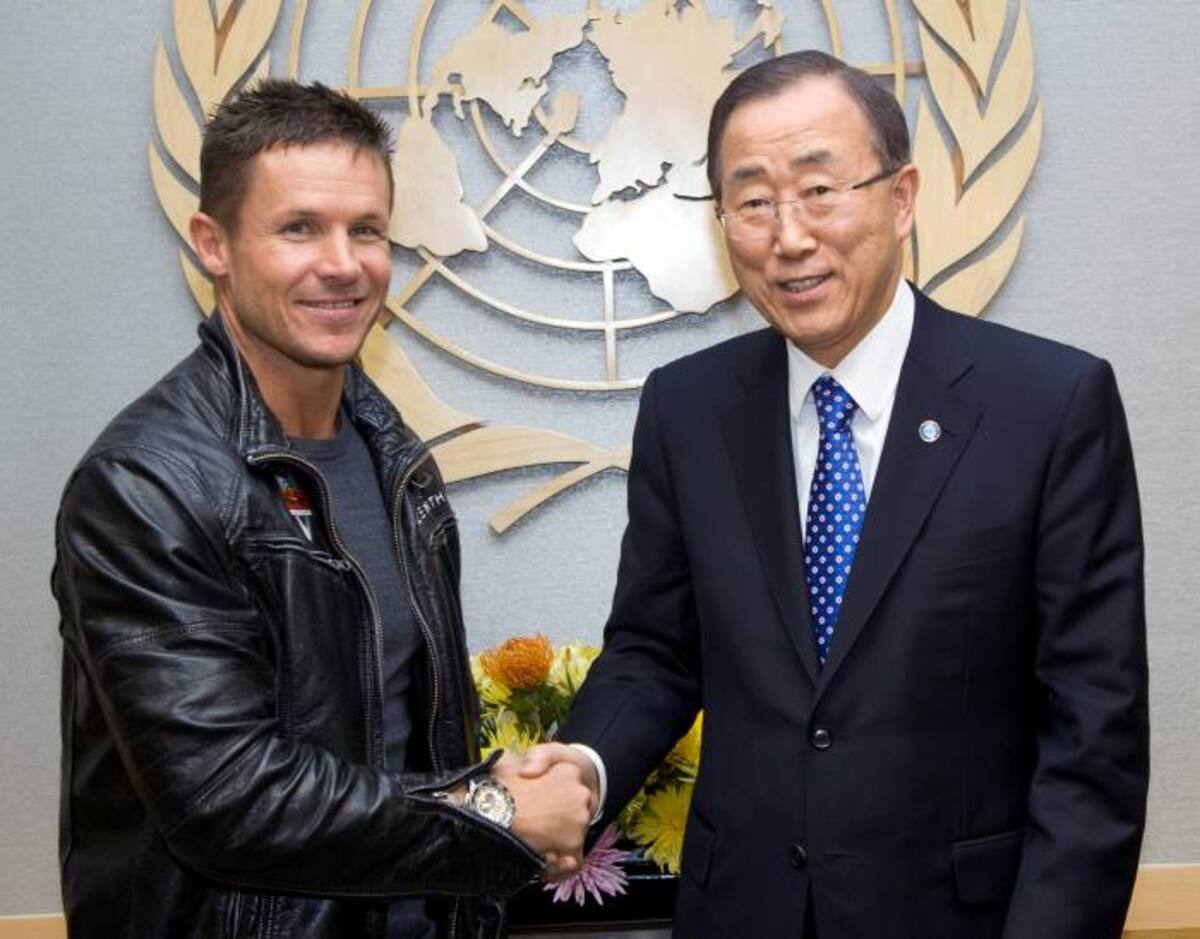 Félix Baumgartner tuvo un encuentro con el secretario general de Naciones Unidas, Ban Ki-moon, con quien habló sobre su salto, el 14 de octubre. AP Rick Bajornas