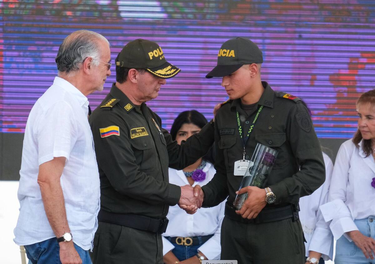 El general William Salamanca, rindió homenaje a un patrullero de la Policía que perdió a un familiar por la violencia contra las mujeres en este Departamento.//Cortesía.