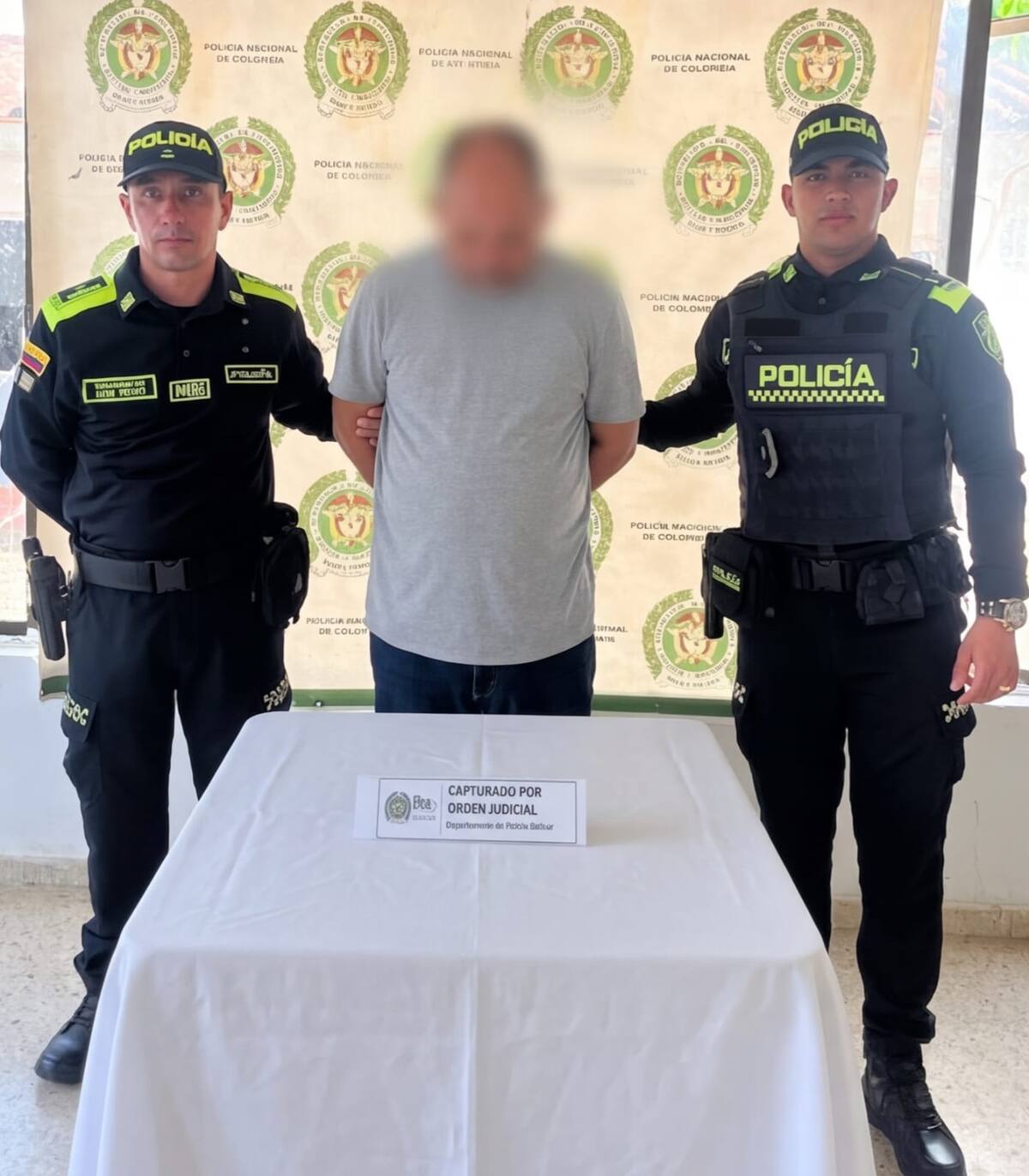 Integrantes de la banda “Los Carroñeros” capturados por su presunta participación en el hurto. // FOTO: POLICÍA NACIONAL.