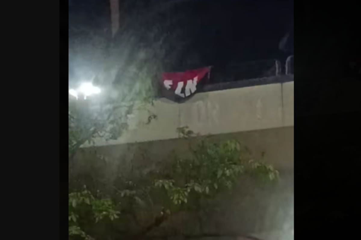 Alerta en Barranquilla por aparición de bandera del ELN en puente de la calle Murillo