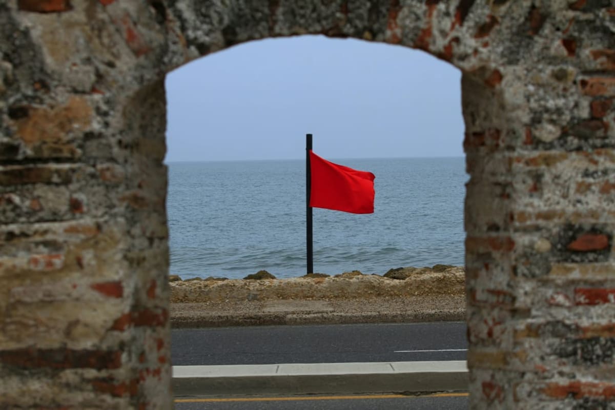 La bandera roja en la playa, es un aviso para mantenerse fuera del agua. // Foto: Julio Castaño - El Universal