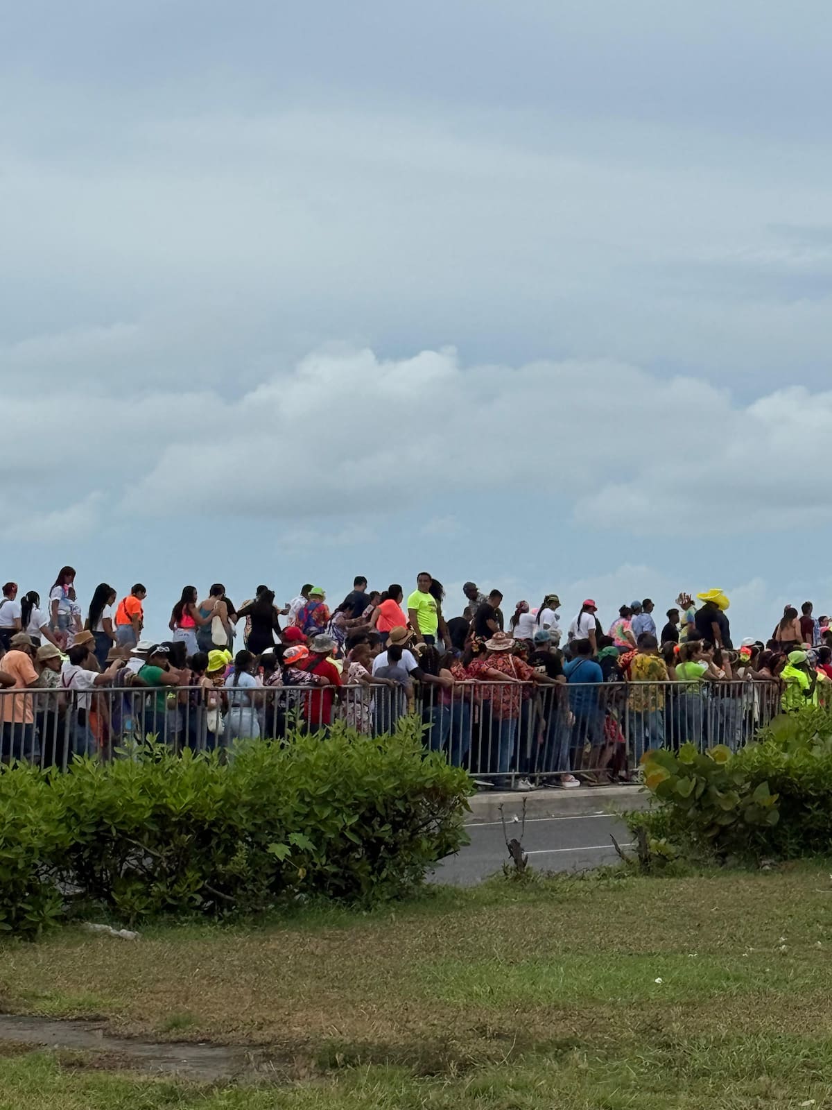 Denuncian largas filas para ingresar a los palcos. // Cortesía.