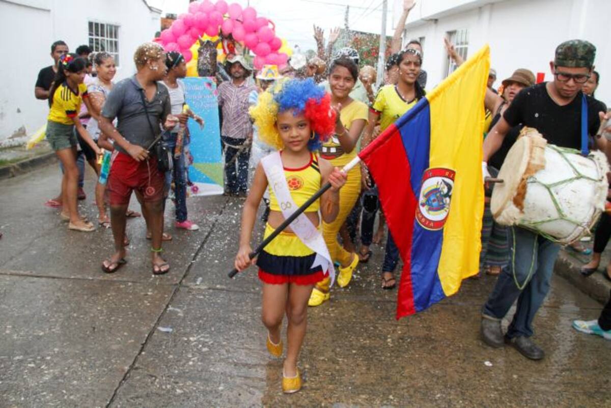 En chapacuá las candidatas infantiles desfilaron por la calle principal del barrio. Oscar Diaz
