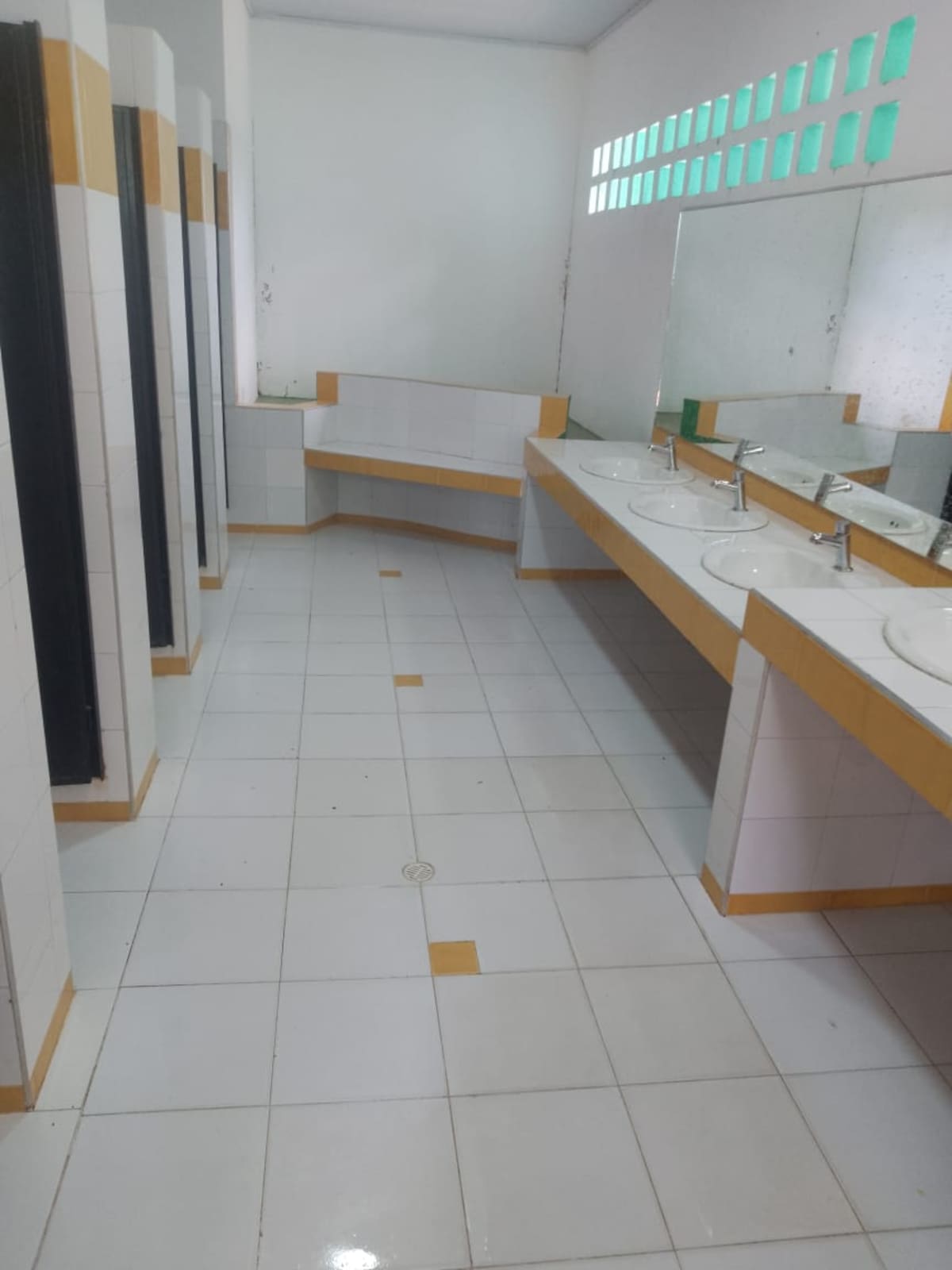 Baños de la sede Membrillal del colegio San Francisco de Asís, en Cartagena. // Foto: cortesía