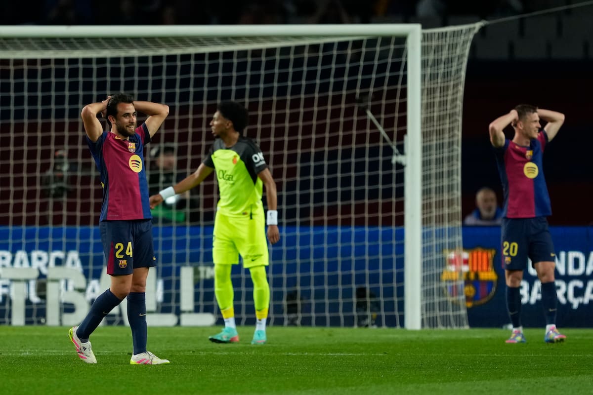 Los jugadores del Barcelona se lamentan por las ocasiones desperdiciadas en el primer tiempo. //EFE