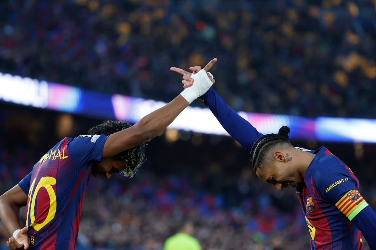 Lamine Yamal y Raphinha convirtieron goles en el partido ante Newcastle en la Champions League. //Foto, AP: Joan Monfort