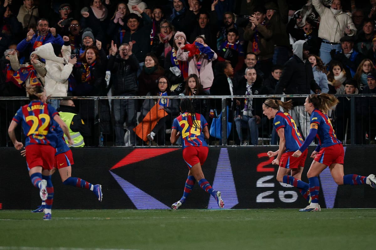Las jugadoras del FC Barcelona celebran el primer gol durante el encuentro correspondiente a la final de la Supercopa de España. //Foto, EFE: Manuel Bruque.