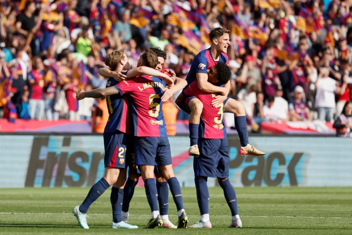 Los jugadores de Barcelona celebran tras la victoria obtenida en el partido frente a Real Madrid. //AP
