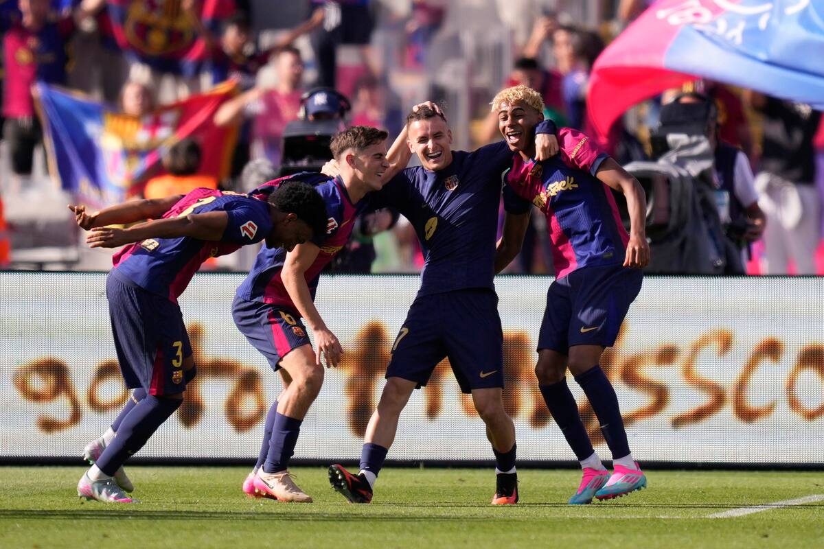 Los jugadores de Barcelona celebran la importante victoria ante Real Madrid, que dejó sentenciada LaLiga. //AP