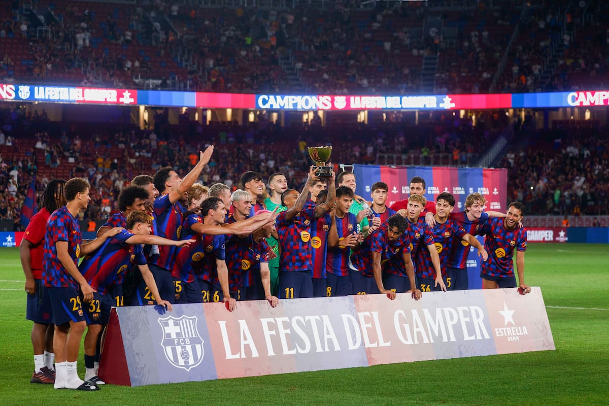 Los jugadores del Barcelona posan con el trofeo al finalizar el partido del Trofeo Joan Gamper que FC Barcelona y Al Ahly disputaron este miércoles en el Camp Nou. //Foto, EFE: Quique Garcia