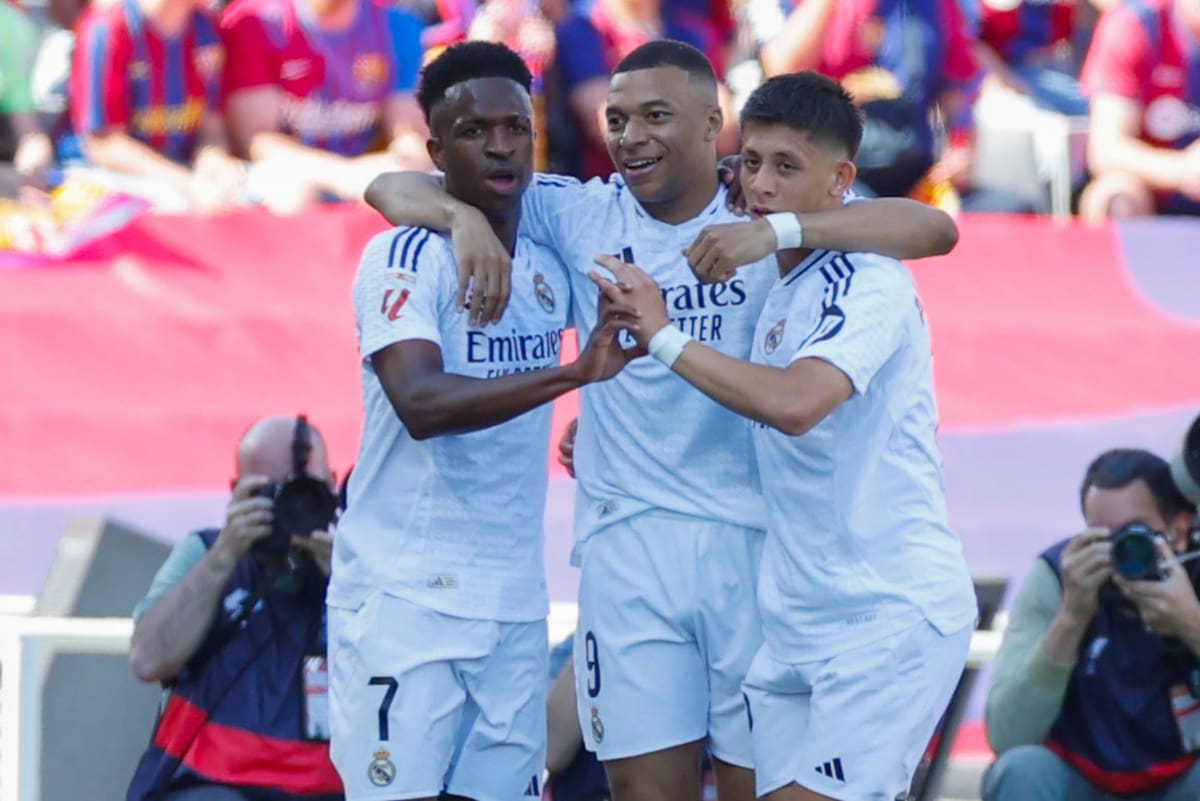 El delantero del Real Madrid Kylian Mbappé anotó un hat-trick, pero no fue suficiente para ganar. //EFE